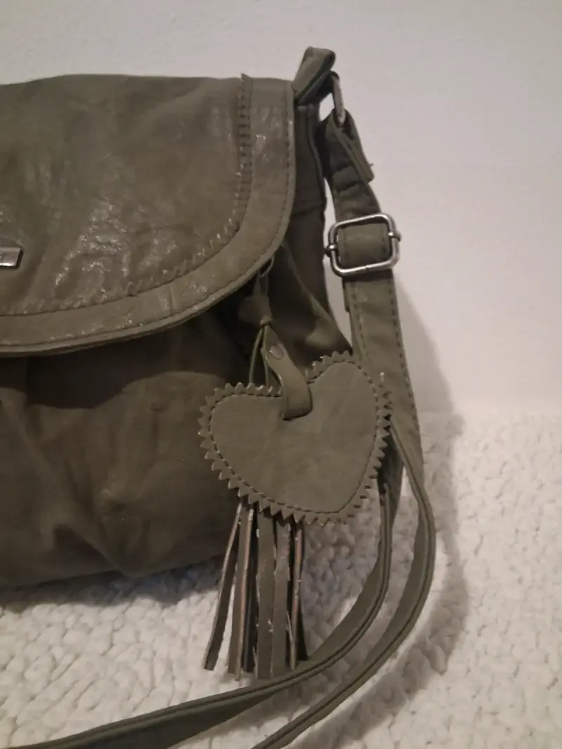 Cartera Ziol&Zaky verde oliva, detalle de corazón - 3
