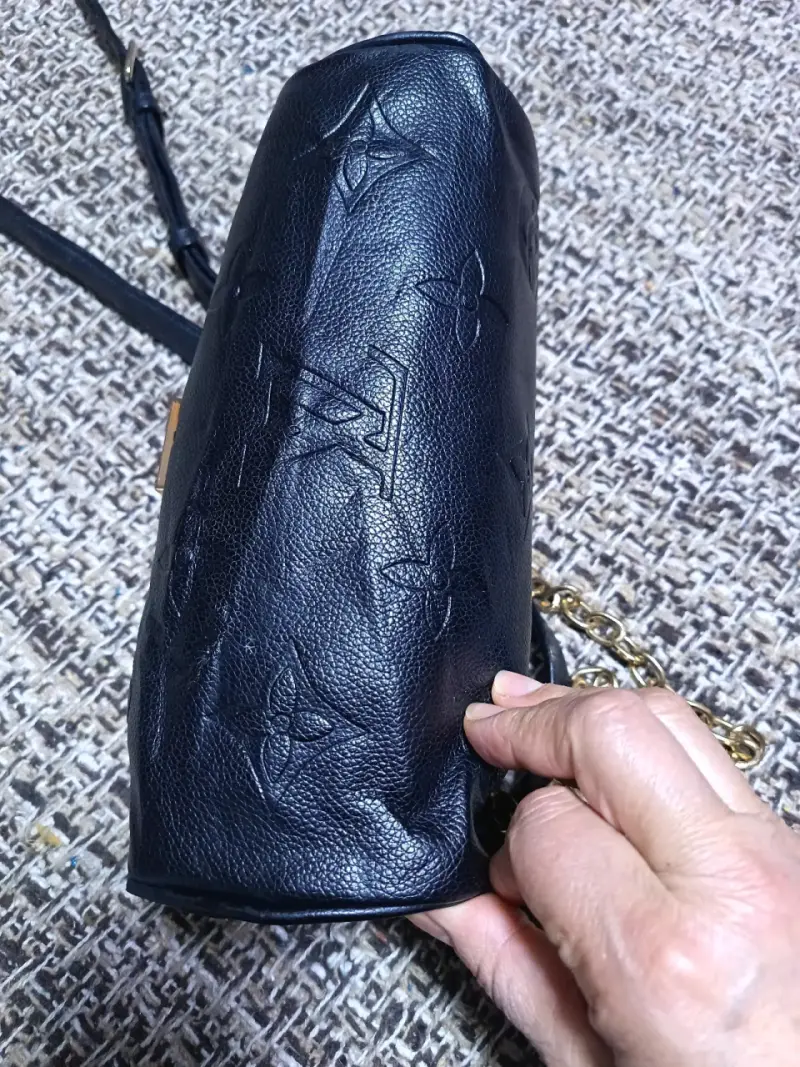 Bolso de cuero negro con cadena dorada - 5