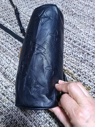 Bolso de cuero negro con cadena dorada - miniatura 5