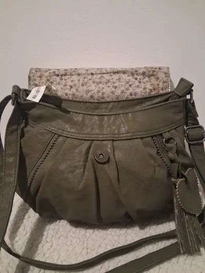 Cartera Ziol&Zaky verde oliva, detalle de corazón - miniatura 4