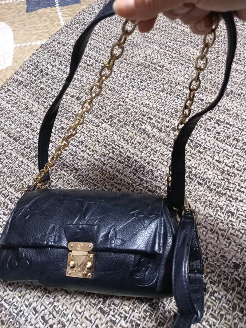 Bolso de cuero negro con cadena dorada - 6