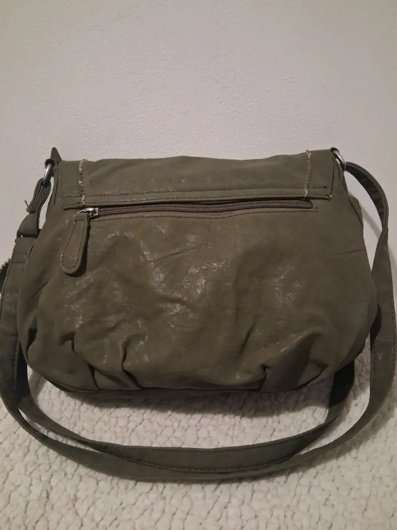 Cartera Ziol&Zaky verde oliva, detalle de corazón - 5