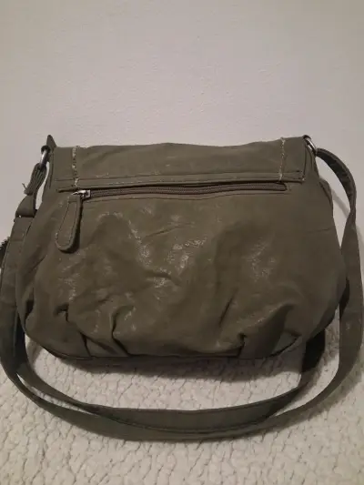 Cartera Ziol&Zaky verde oliva, detalle de corazón - miniatura 5