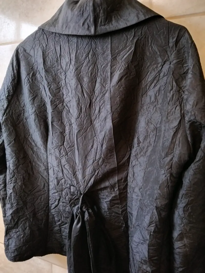 Chaqueta negra con diseño arrugado