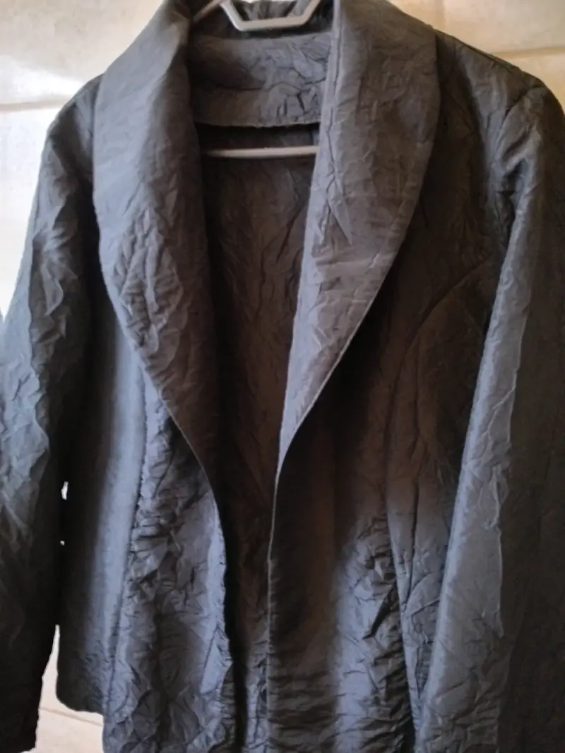 Chaqueta negra con diseño arrugado - 2