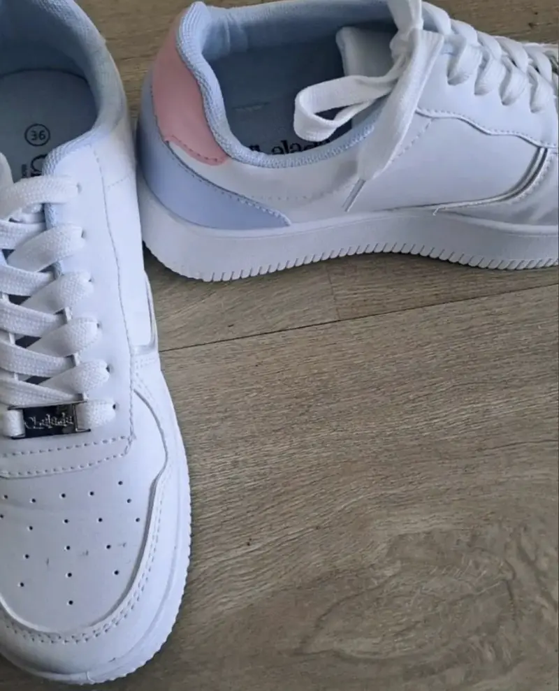 Zapatillas deportivas blancas con detalles rosados - 1