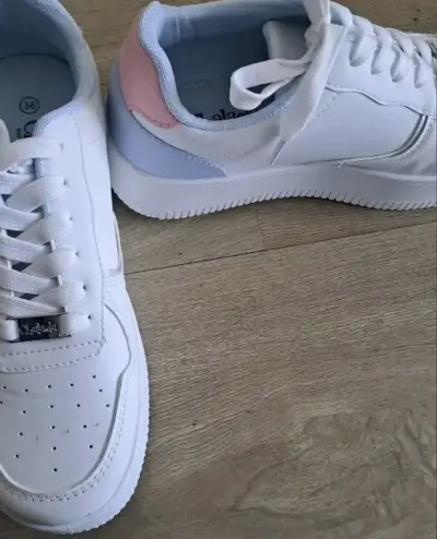 Zapatillas deportivas blancas con detalles rosados - miniatura 1