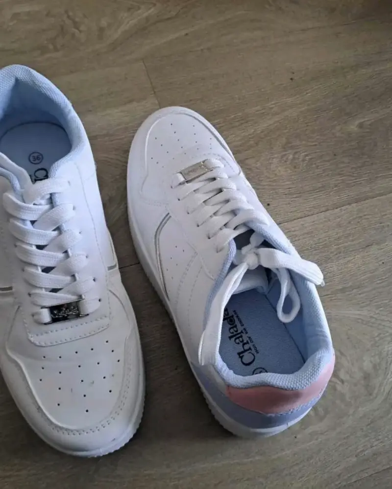Zapatillas deportivas blancas con detalles rosados - 2