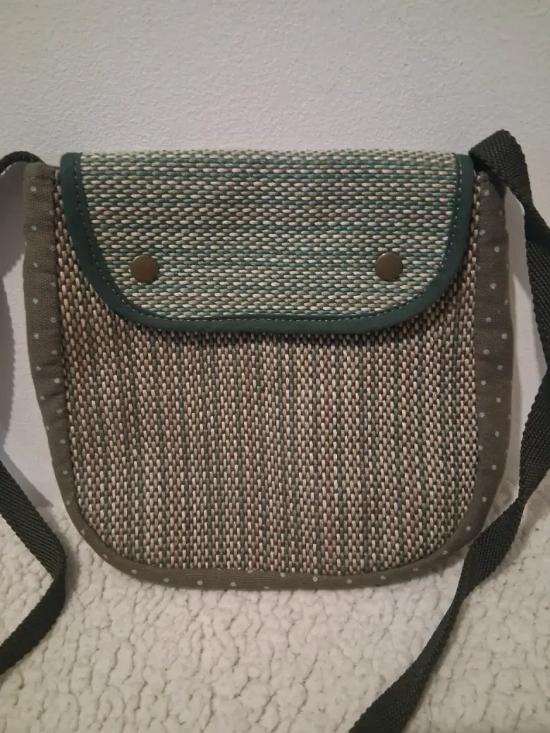 Bolso bandolera tejido color verde y beige - 1