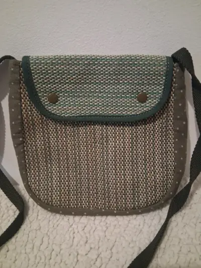 Bolso bandolera tejido color verde y beige - miniatura 1