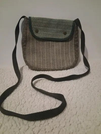 Bolso bandolera tejido color verde y beige - miniatura 2
