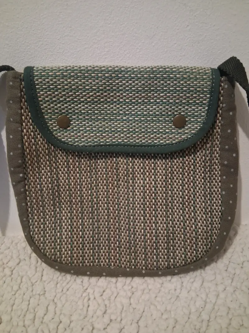 Bolso bandolera tejido color verde y beige - 3