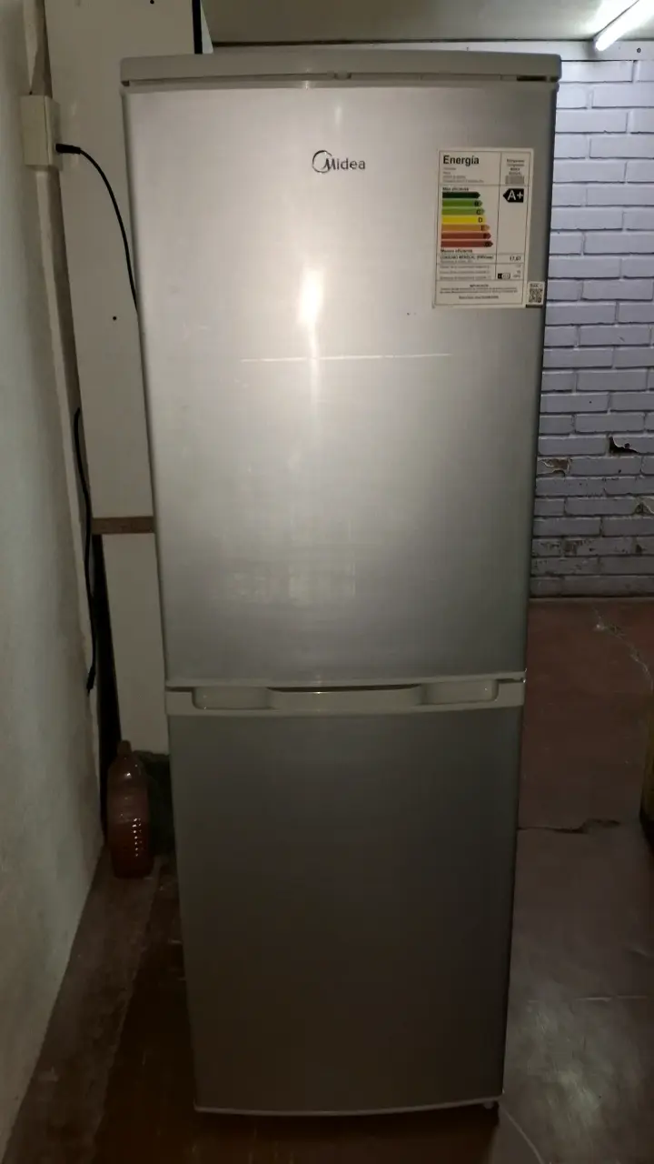 Refrigerador Midea de dos puertas en buen estado - 1