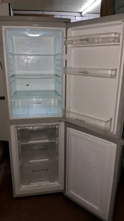 Refrigerador Midea de dos puertas en buen estado - miniatura 2