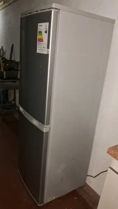 Refrigerador Midea de dos puertas en buen estado - miniatura 3