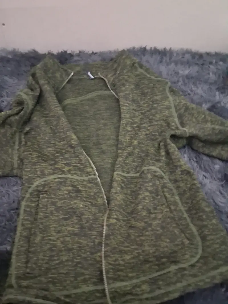Chaqueta de lana verde con capucha