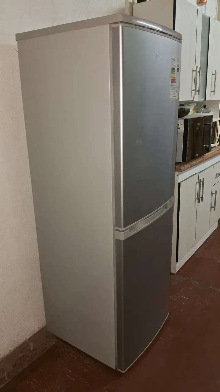 Refrigerador Midea de dos puertas en buen estado - 5