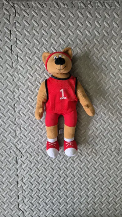 Peluche de oso basketball con ropa deportiva roja - miniatura 1