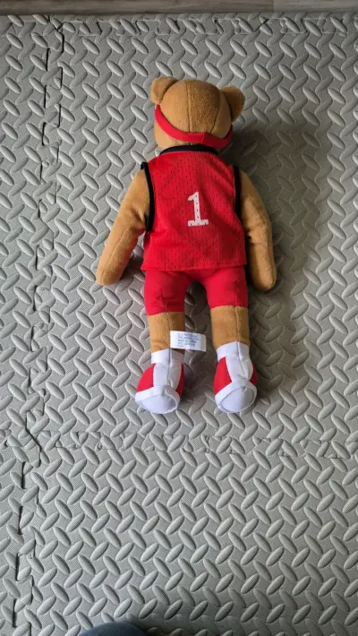 Peluche de oso basketball con ropa deportiva roja - miniatura 2