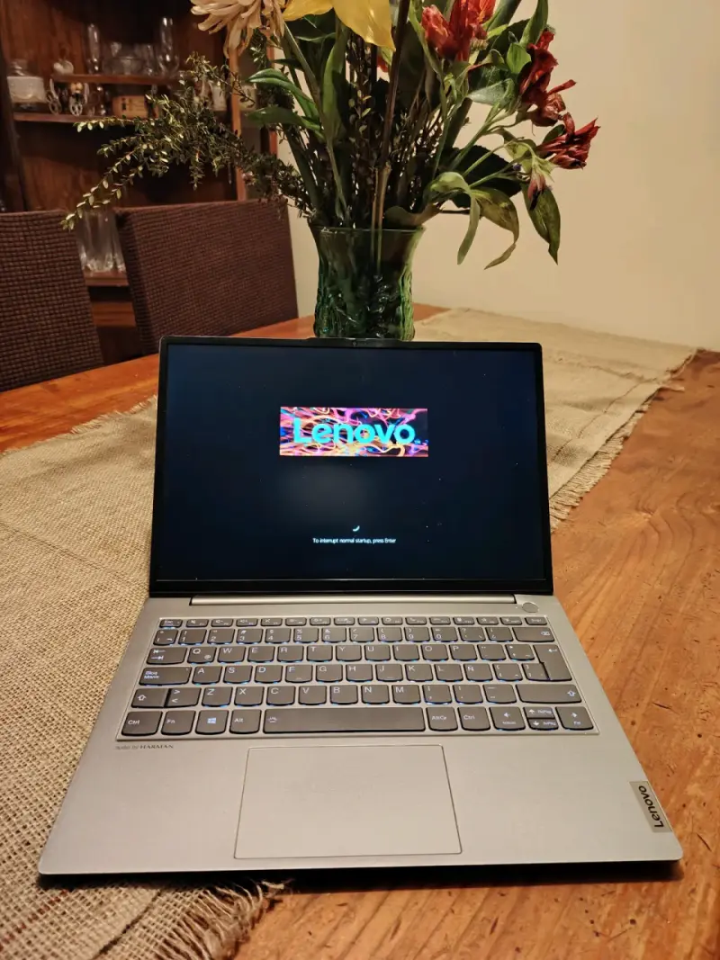 Laptop Lenovo con pantalla de 14 pulgadas - 1