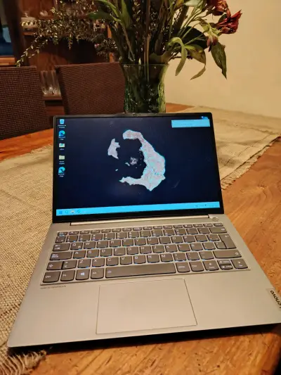 Laptop Lenovo con pantalla de 14 pulgadas - miniatura 2