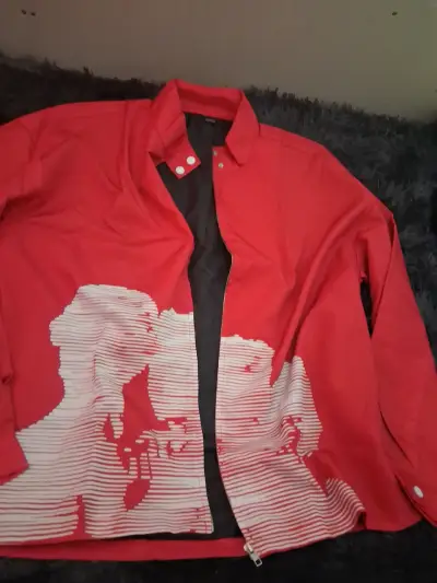 Chaqueta roja con diseño gráfico - miniatura 1