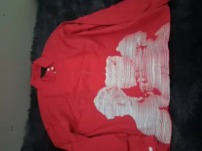 Chaqueta roja con diseño gráfico - miniatura 2