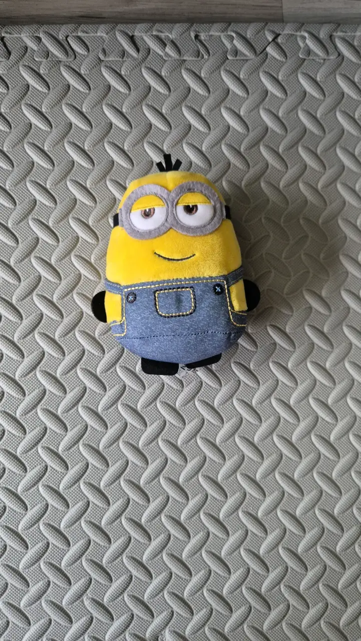 Peluche Minion amarillo con overol - 1