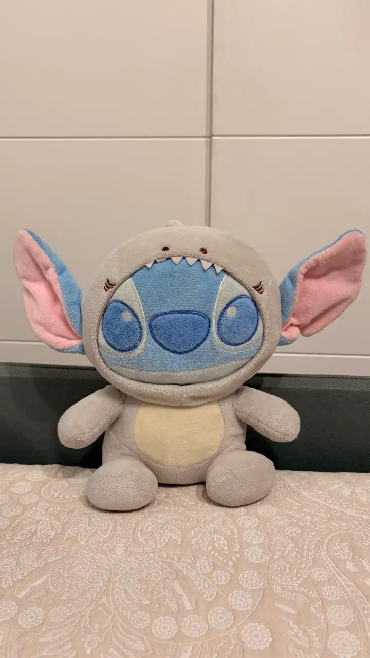 Peluche de Stitch con disfraz de tiburón - 1