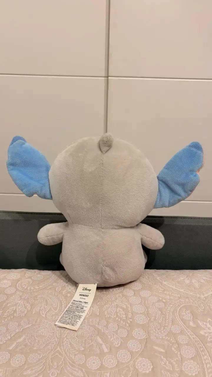 Peluche de Stitch con disfraz de tiburón - 2