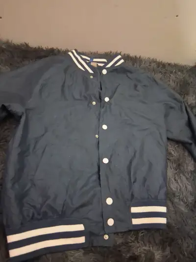 Chaqueta bomber azul con ribetes blancos - miniatura 1