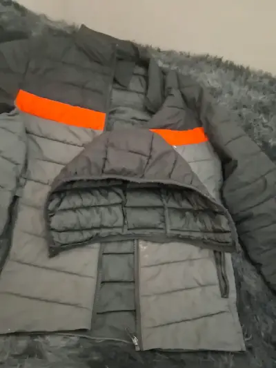 Chaqueta acolchada gris con capucha desmontable - miniatura 1