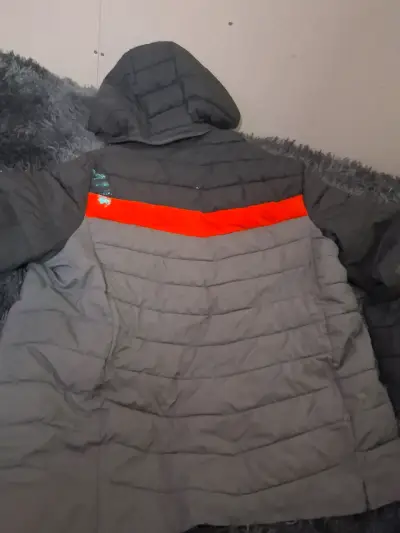 Chaqueta acolchada gris con capucha desmontable - miniatura 2