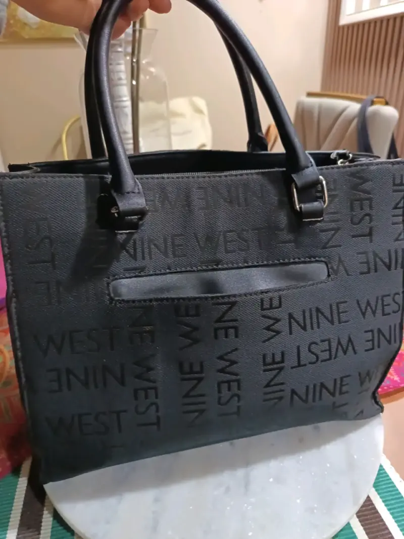 Bolso de mano y Crossbody Nine West negro - 6