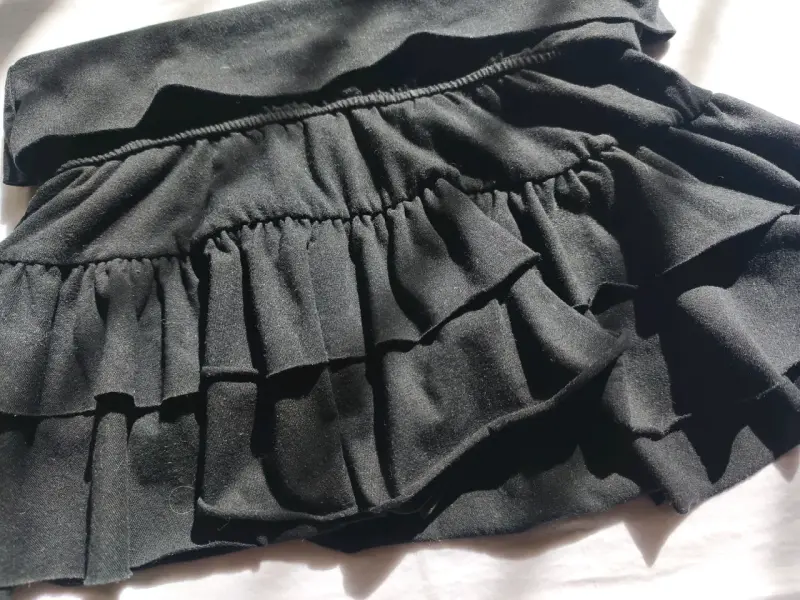 Falda corta negra con volantes - 1
