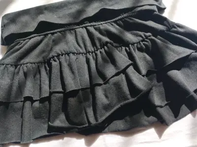 Falda corta negra con volantes - miniatura 1