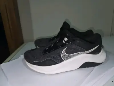 Zapatillas deportivas negras Nike para mujer - miniatura 4