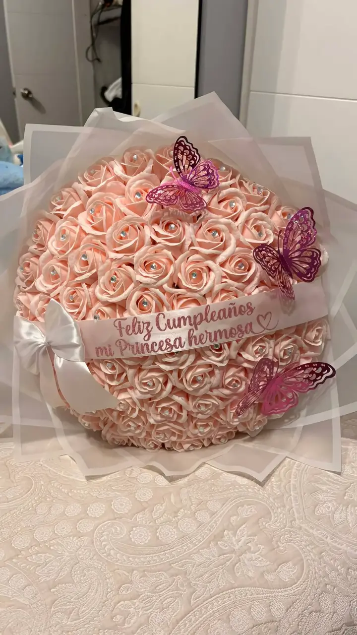 Ramo buchón rosado feliz cumpleaños para tu novia
