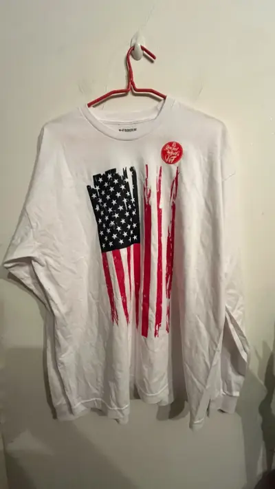 Polera blanca con diseño de bandera - miniatura 1