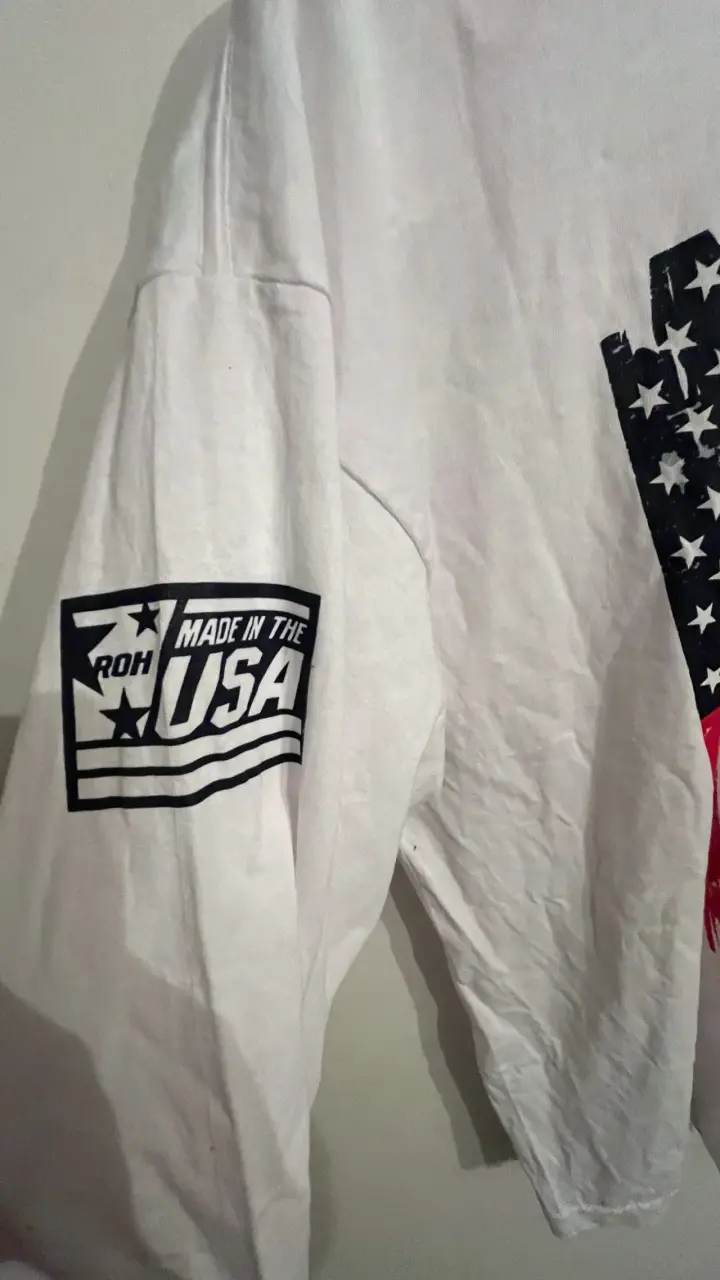 Polera blanca con diseño de bandera - 2