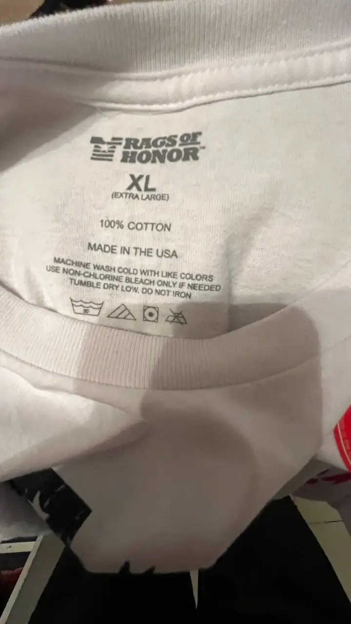 Polera blanca con diseño de bandera - 3