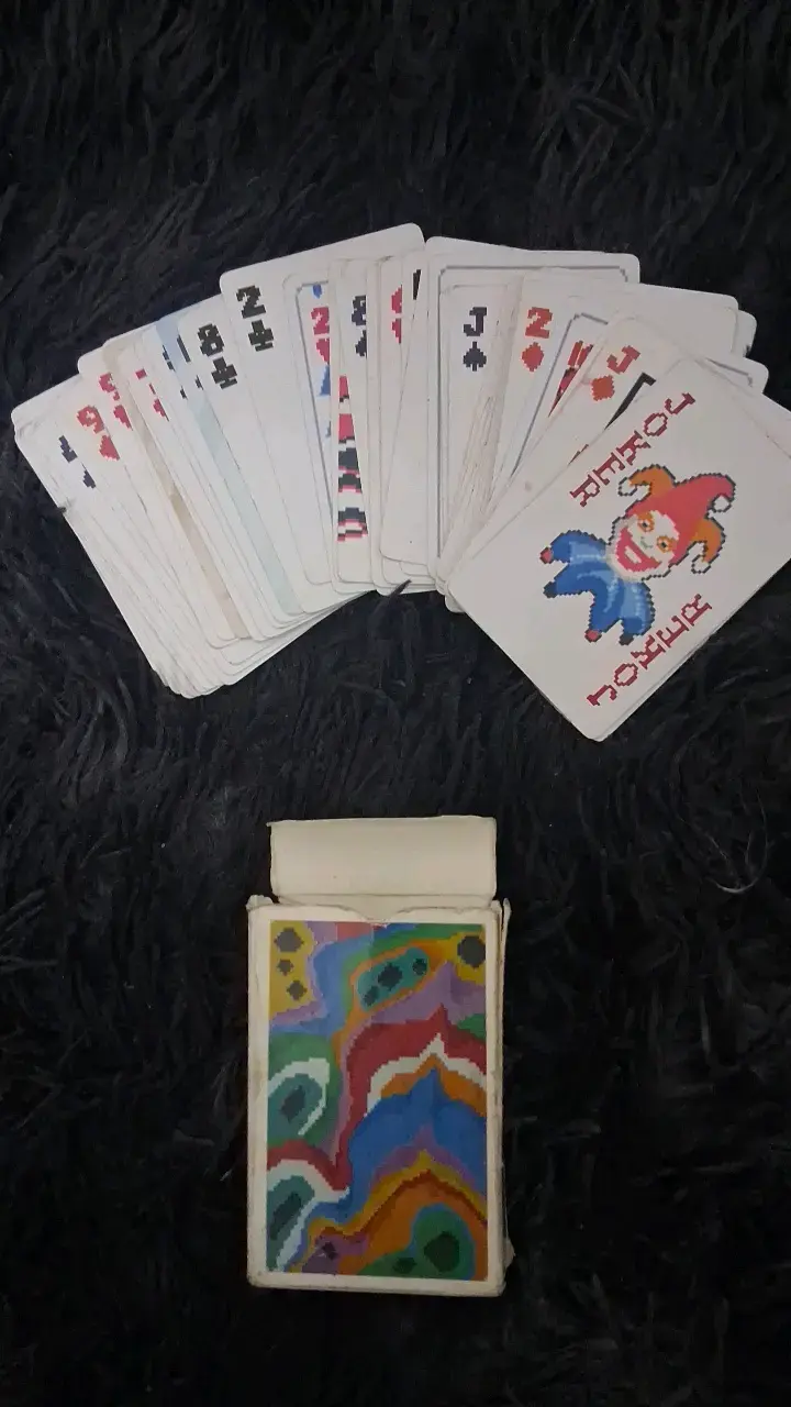 Baraja de cartas de póker con diseño colorido