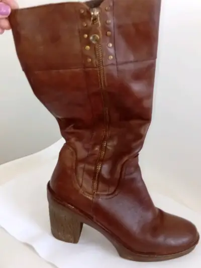 Botas de cuero marrón con tacón alto - miniatura 1