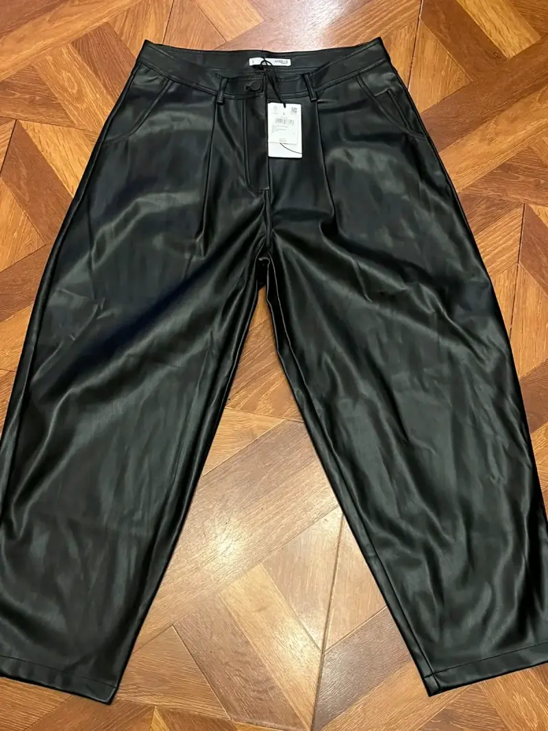 Pantalones de cuero sintético negros para mujer