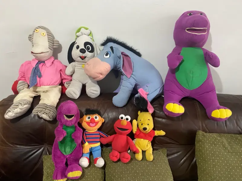 Lote de peluches de personajes infantiles