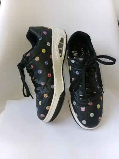 Zapatillas Skechers negras con diseño de emojis - miniatura 1