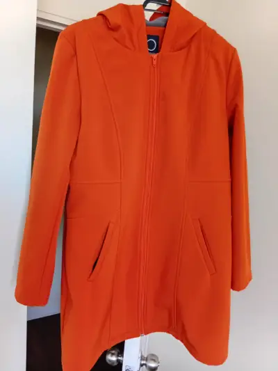 Abrigo naranja con capucha para mujer - miniatura 1
