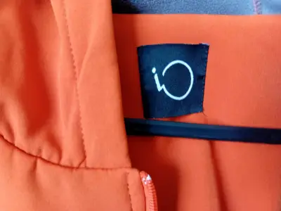 Abrigo naranja con capucha para mujer - miniatura 3