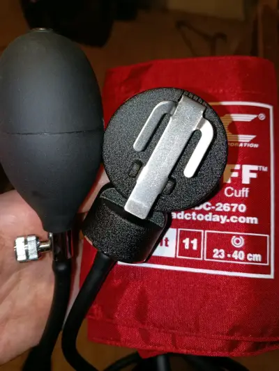 Esfigmomanómetro manual ADC con brazalete rojo - miniatura 1