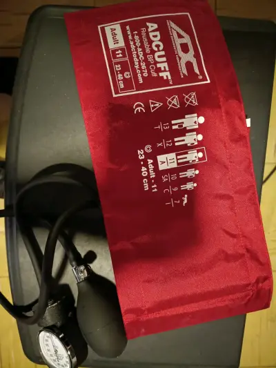 Esfigmomanómetro manual ADC con brazalete rojo - miniatura 4